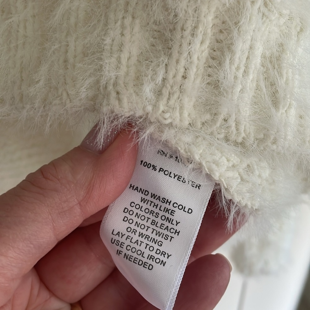 Derek❤️heart white fuzzy sweater. Size large - Picture 6 of 8